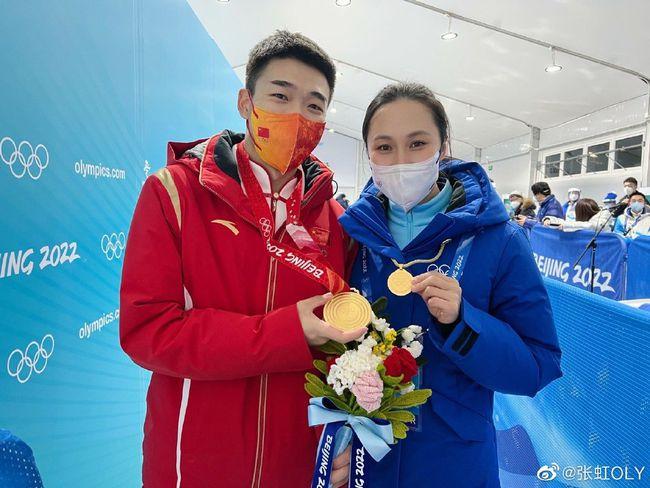 中国两代速滑奥运冠军同框张虹抱住高亭宇合影男帅女美太养眼