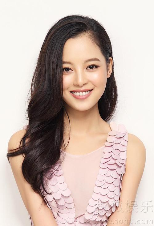 气质女星辛芷蕾轻熟写真 甜美可掬气质亲和
