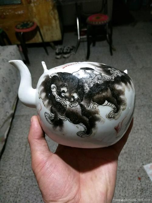 >> 清代名家方家珍黑狮子壶一把,品相如图,缺一只耳,口沿有一个小擦皮