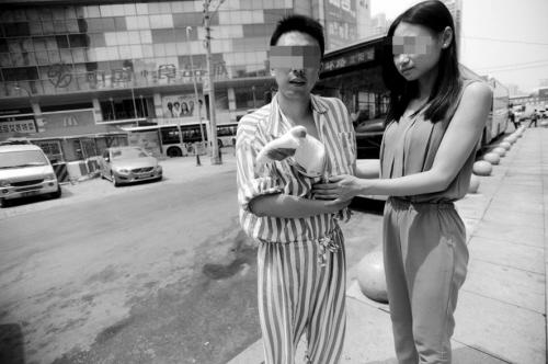 张先生和女朋友向记者讲述事发经过   因看不惯大男人在公共场合大声