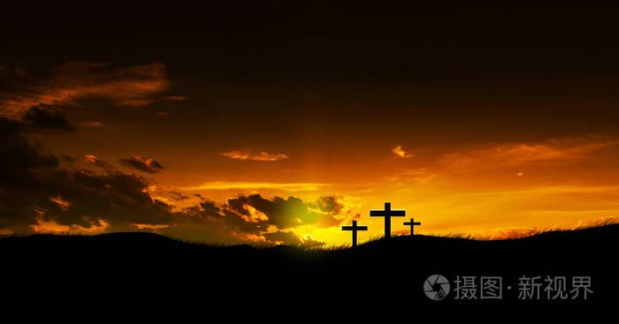 太阳升起上三个基督教十字架