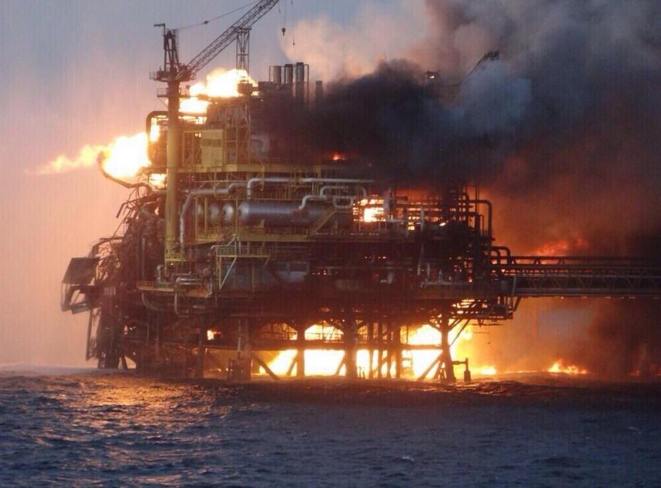 墨西哥湾油井平台突发大火至少4死16伤高清组图