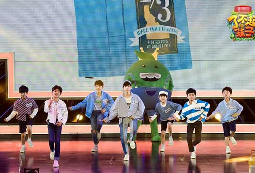 可是当她在现场遇见yhboys成员张铭浩时,却展现出了疯狂迷妹的特有