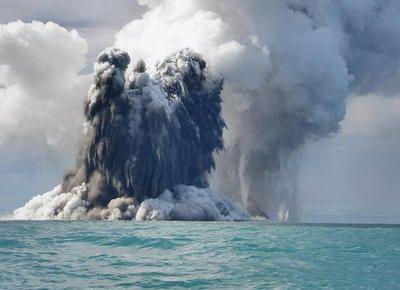 实拍海底火山喷发奇观:黑色烟柱冲向高空