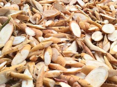 材料:牛大力,土茯苓,猪骨头1斤,盐 做法 1,将牛大力切片,加上些干品