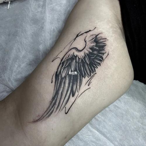 翅膀纹身#大臂内侧翅膀遮盖_纹身_唇钉_耳洞_舌钉_脐钉_纹身遮盖_美妆