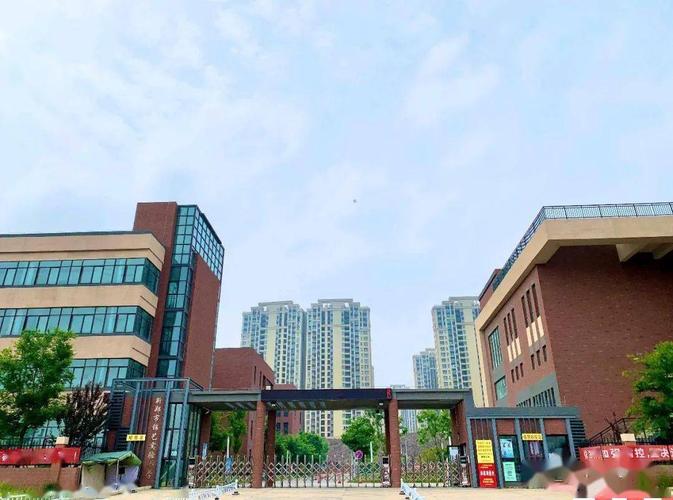 龙湖四中在 2020-2021上学期期末考试中,位居新郑市27所中学三甲之列.