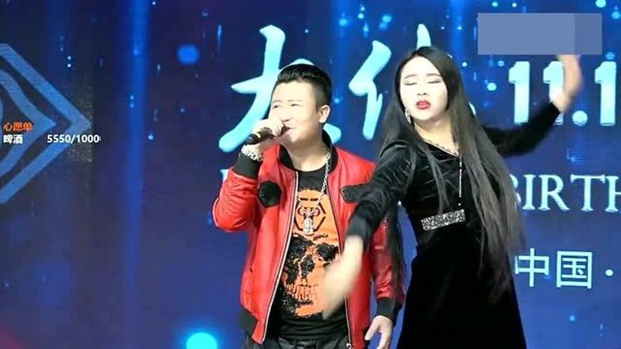 歌手曹越在内蒙通辽库伦演唱歌曲《你的眼角流着我的泪》