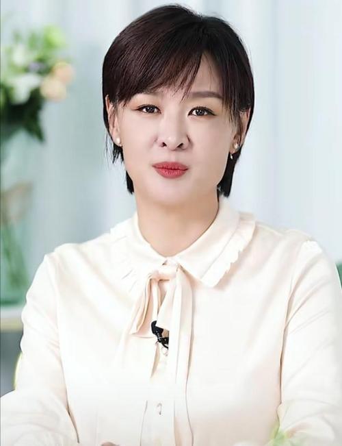 央视主持李小萌大胆素颜!眼眶发红显疲惫,身后满柜奖杯太瞩目