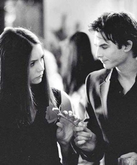 吸血鬼日记第二季达蒙还是谁送了一束红玫瑰给艾琳娜