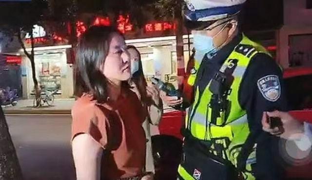 酒驾玛莎拉蒂女司机被起底照片曝光原为音乐系空姐现为行长助理