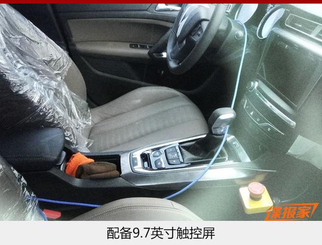 7英寸的触控屏幕,在挡杆后方使用了一键启动按键或自动启停开关按键.