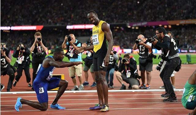 博尔特输了 百米谢幕战获第三 冠军加特林向他跪拜