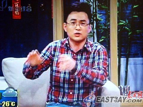 主持人黄浩表示,由于新闻必须直播,要保持主持人的沪语完全标准