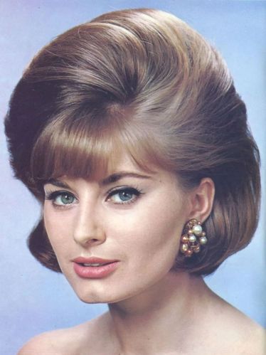 这是整个50年代中 最蓬松的一款发型,颅顶高度非常高,可以说是在为60