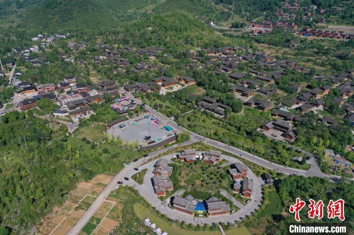 贵州务川龙潭古寨秋色美