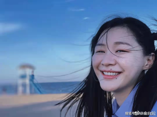 家境平凡,顶着"娱乐圈最丑"笑星之名的金靖,为何如此快乐?