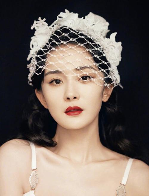 杨幂白色花朵面纱造型