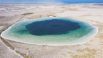 茫崖现"蓝洞盐泉"奇观