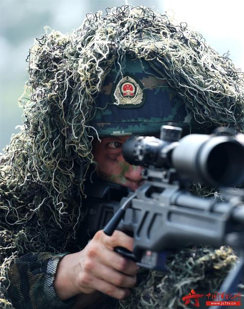 武警狙击手在制高点瞄准"目标".