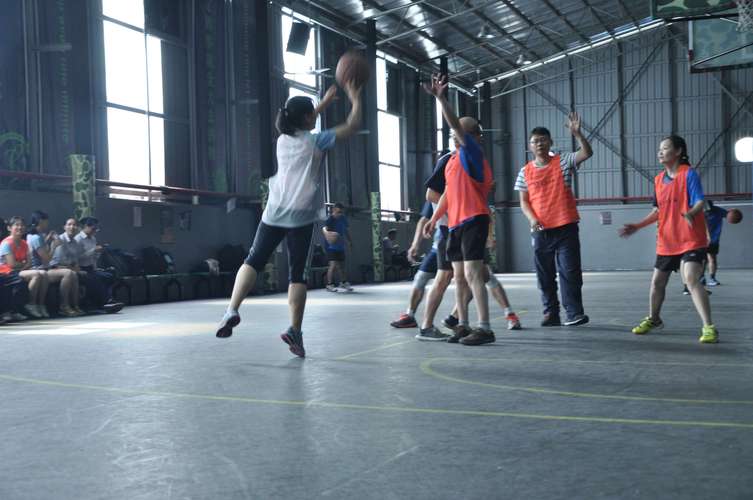 标准的女子三八式投篮