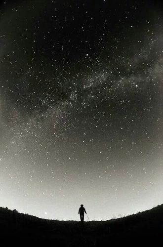 一个人 孤独的站在浩瀚的星空下 整片星空都是属于我的