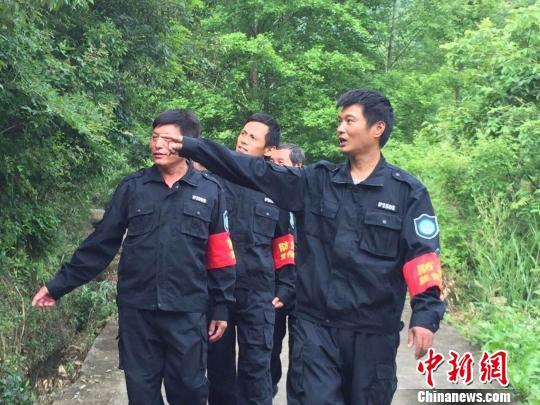 资料图:图为护林员在山上巡查. 浮梁县林业局供图 摄