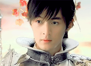 飞蓬的第一个轮回就是姜国太子龙阳,也是不少人心中胡歌在《仙剑三