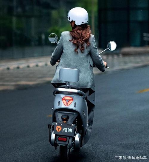 雅迪冠能m8电动车