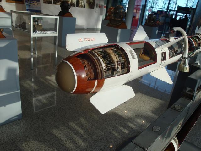 r-60空空导弹半剖结构模型,导引头后面就是战斗部这种情况之下,三角