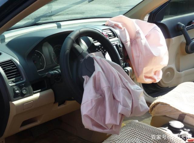 将弹出的安全气囊装回去,要花多少钱?车主:气囊鼓了