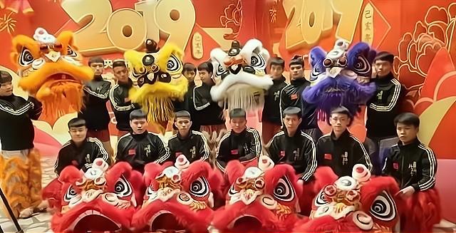 广东人被导演刻画成了励志的雄狮少年但长得却像个唐氏症少年