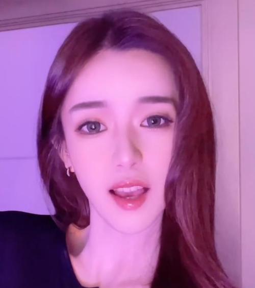 又一个千万网红在线翻车,迅猛龙直播时美颜脱落,少女瞬间变阿姨