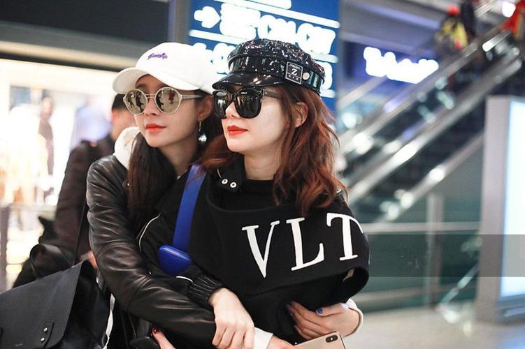 沈梦辰和戚薇机场偶遇对镜头比心卖萌 演偶像剧上演依依惜别桥段