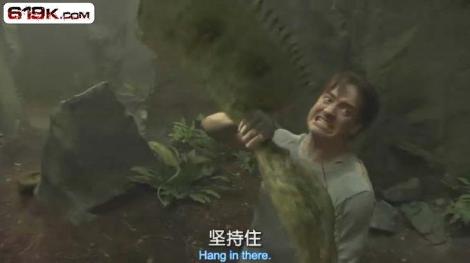 肖恩失踪后,特雷弗与汉娜漂到岛上,险些成为食人花的食物