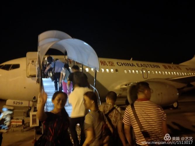 晚上10点登机.第一次坐飞机,美女们兴奋的不得了
