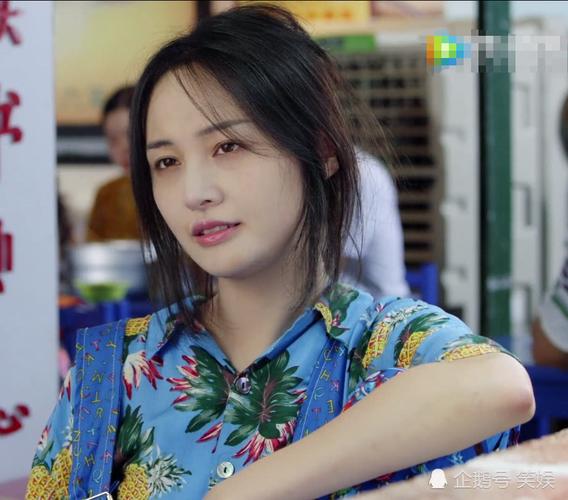 郑爽身穿花衬衫让人眼前一亮,和大妈打麻将回眸让人