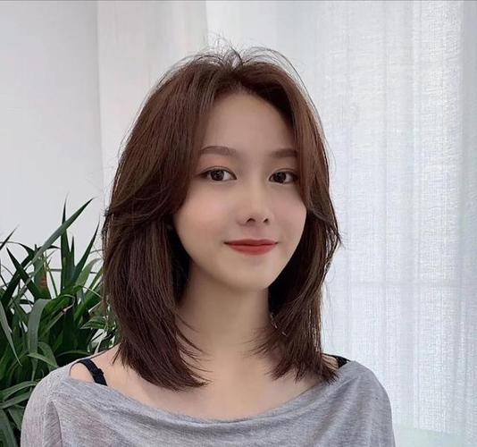 女人过了30岁,头发别剪太短,这些发型好看又显气质,还