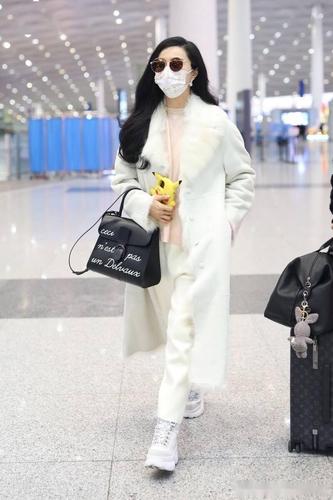 街拍:范冰冰白色皮毛一体大衣 厚底绑带靴 黑色包袋温柔纯净