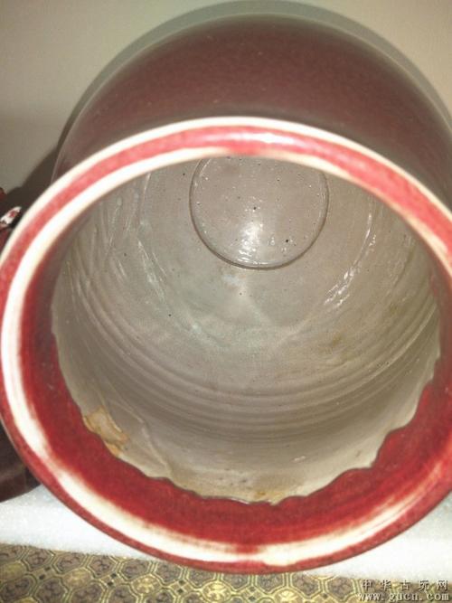 口径13公分,底经12公分 牛毛纹,色泽如血,灯草口,有开片,气泡稀疏