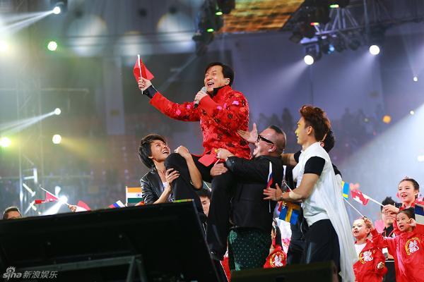 成龙60大寿演唱会谢霆锋周杰伦李玟捧场 热吻金喜善(组图)