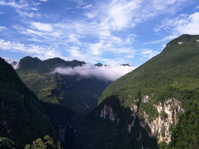 写美篇 中午时间到了利川团堡镇,先在古河床京兆山庄吃了午饭,饭后,由