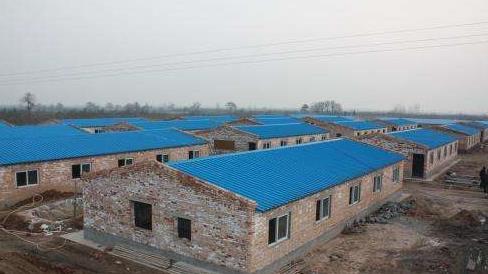 成本:如果按照现代化猪舍建设,包括地暖,料线,环控,地漏板,排污等,一