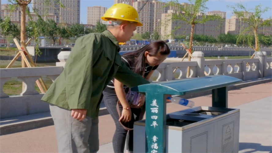 农民工去垃圾桶帮美女找银行卡,找到后,没想到美女竟这样对他!
