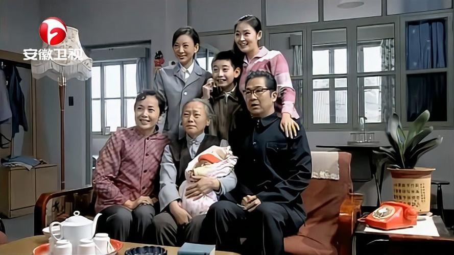 金婚燕妮孩子满月全家人开心的都想抱还照了张全家福