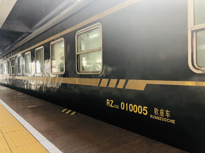 rz22是最早一型的软座车,由于年代久远,具我所知已悉数报废,无从