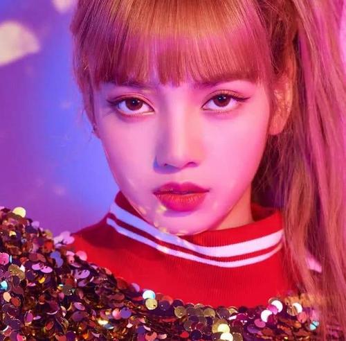 lisa童年照被疯传,看清五官颜值,网友:这家包装公司真