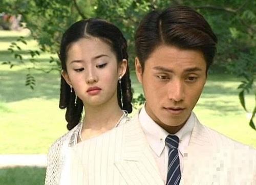 导致她更不能接受失败,特别是输在了身世平平无奇的女主身上