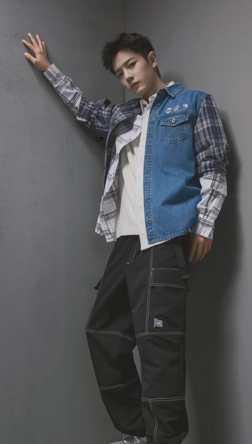 肖战#运动风的肖战好绝!这满满的镜头时尚感也是太帅