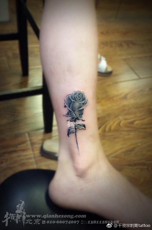 小腿黑灰玫瑰花苞纹身图案